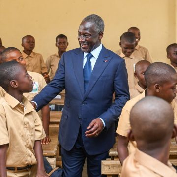 ph. bictogo et eleves 1 bon Yopougon / Rentrée scolaire – Le maire Adama Bictogo apporte son soutien aux élèves