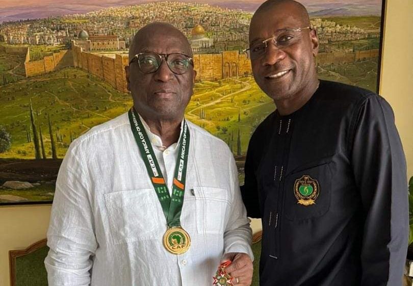Après la CAN 2023 – Alain Gouaméné présente ses médailles à Jacques Anouma