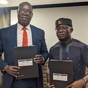 ph. jean claude coulibaly signature bon Formation en IA des journalistes africains – L’UNJCI et l’ONG internationale CONIIA signent une convention