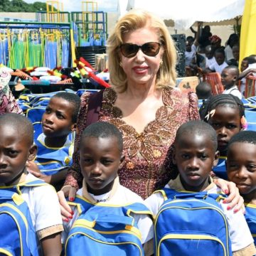 ph.dominique ouattara et les eleves 1 bon Côte d’Ivoire / Rentrée scolaire – Dominique Ouattara lance la campagne de distribution de 15.000 kits aux écoliers