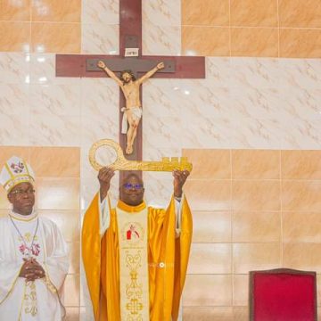 ph.installation cure paroisse Eglise catholique Saint Jean Paul II de Yopougon-Agbayaté – Le premier Curé Père Franck Hermann installé