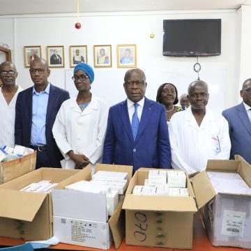 ph. lutte contre le cancer Côte d’Ivoire / Lutte contre le cancer – Alassane et Dominique Ouattara offrent 130 millions de Fcfa en médicaments aux enfants malades