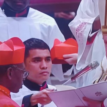 ph.cardinal bessi sacre a rome 1 Le Pape François aux nouveaux cardinaux dont l’Ivoirien Ignace Bessi : « Soyez des bâtisseurs de communion et d’unité »