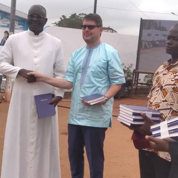 ph.dédicace nouveau testament en bété Religion – Le Nouveau Testament en langue Bhété dédicacé