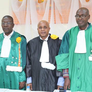 ph.docteur koné bakary entouré de ses encadreurs Université Félix Houphouët-Boigny d’Abidjan-Cocody – Koné Bakary, conseiller spécial du ministre Serey Doh, décroche le doctorat Ès lettres