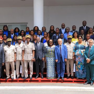 ph.réunion modernisation de l'administration Côte d’Ivoire / Modernisation de l’administration – Anne Désirée Ouloto lance le projet PACTE