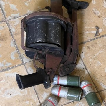 Bonoua – Un fusil lance-grenades et plusieurs munitions découverts dans un domicile