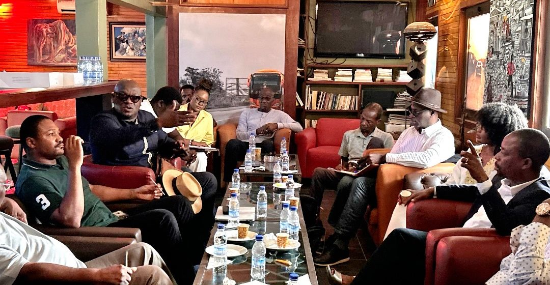 4è apéro art nouveau à Houkami Guyzagn – Les intervenants réfléchissent aux solutions à un retour des fondamentaux de la Culture dans la presse