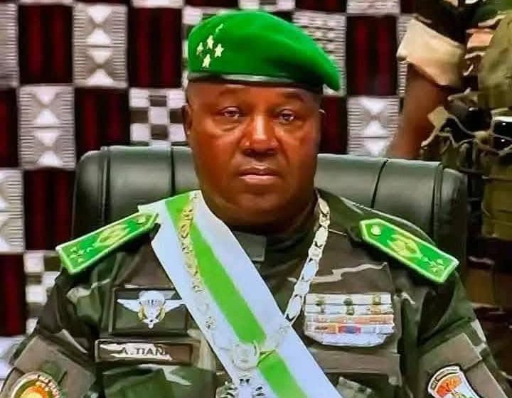 Niger – Investi président de la République sans élection, le général Tchiani dissout les partis politiques