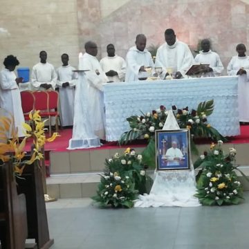 ph.anono messe hommage pape Décès du Souverain Pontif – La paroisse Saint François Xavier d’Anono-Abidjan rend hommage au Pape François