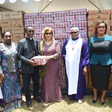 ph.dons aux chrétiens 1 Carême chrétien – La Première Dame, Dominique Ouattara, comble les fidèles avec des dons d’une valeur de 130 millions F CFA