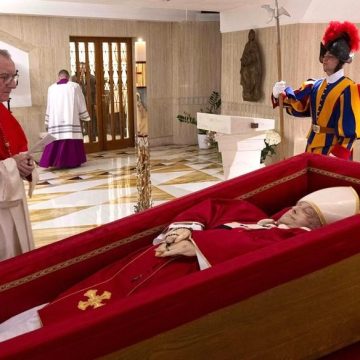 ph.le pape dans son cercueil Avant son décès – Les dernières paroles du pape François confiées à son infirmier personnel