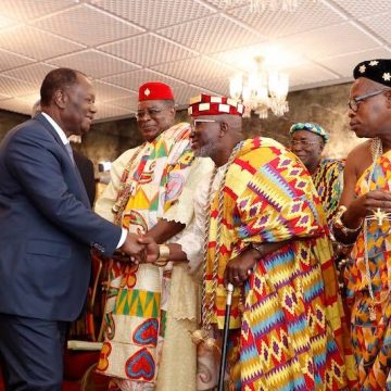 ph.alassane ouattara et chefs traditionnels 1 Dossier / Diplomatie coutumière africaine – Comment transformer les gardiens de la tradition en piliers du développement et de la cohésion sociale