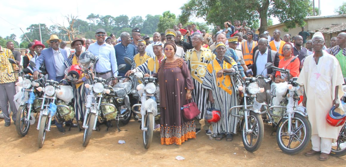 Biankouma – Le président Ouattara offre des motos aux chefs de village pour faciliter leur mobilité