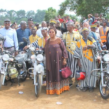 Biankouma – Le président Ouattara offre des motos aux chefs de village pour faciliter leur mobilité