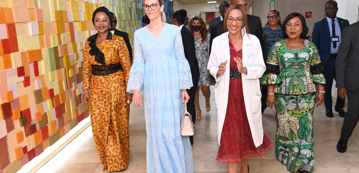 Visite officielle en Côte d’Ivoire – Mme Lauriane Doumbouya, Première Dame de Guinée, séduite par l’Hôpital Mère-Enfant Dominique Ouattara de Bingerville