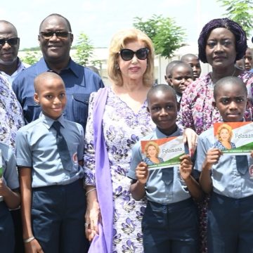 Sinématiali – La Première Dame inaugure le Lycée d’Excellence Dominique Ouattara et célèbre les mères