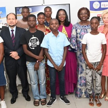 ph.deart enfants france bon 2 Côte d’Ivoire / Célébration de l’excellence – La Première Dame Dominique Ouattara offre un voyage éducatif à Cap d’Ail aux 11 meilleurs élèves