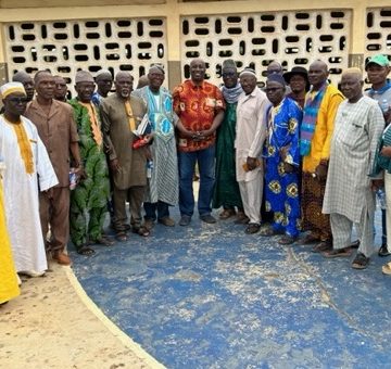 ph.aly touré et les chefs de communauté Daloa – L’ambassadeur Touré Aly échange avec l’Union des chefs des communautés allochtones que dirigeait son défunt père