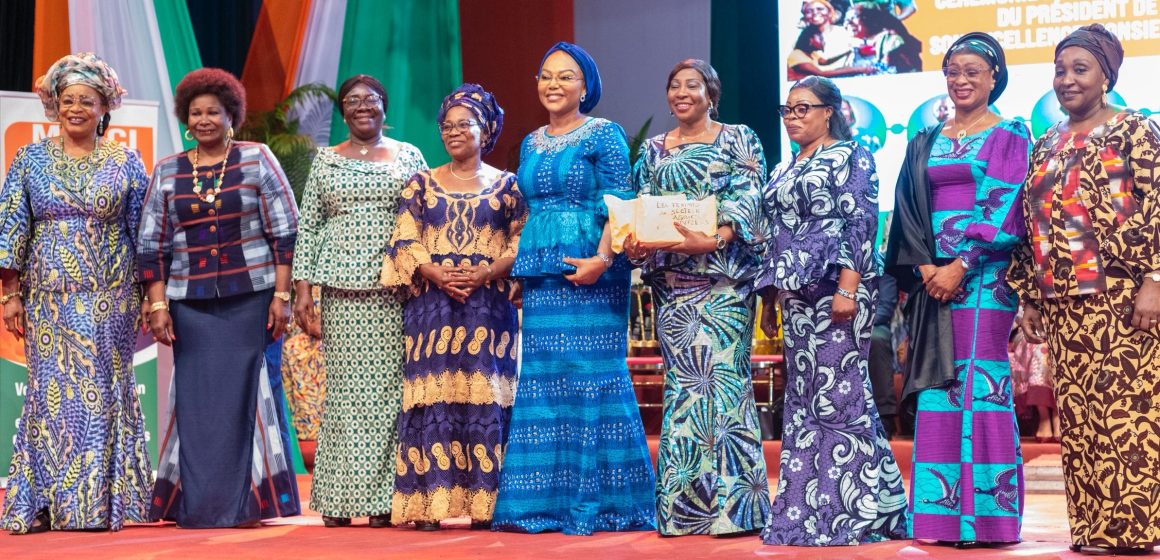 Election présidentielle de 2025 – Les femmes du vivrier, du commerce et de l’artisanat offrent 20 millions FCFA au candidat déclaré Alassane Ouattara