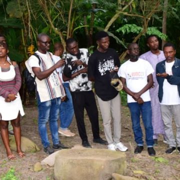ph.ujocci journalistes N’Douci / Immersion culturelle à Amoa-City – Quand l’UJOCCI découvre un pan du patrimoine ivoirien grâce au Pr Amoa-Urbain