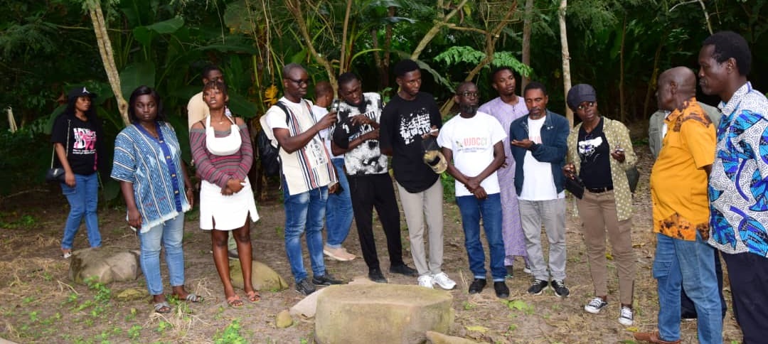 ph.ujocci journalistes N’Douci / Immersion culturelle à Amoa-City – Quand l’UJOCCI découvre un pan du patrimoine ivoirien grâce au Pr Amoa-Urbain