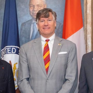 Coopération Côte d’Ivoire – USA – Le sous-secrétaire d’Etat Christopher Landau et l’Ambassadeur Ibrahima Touré signent le Pacte régional de la MCC sur l’énergie