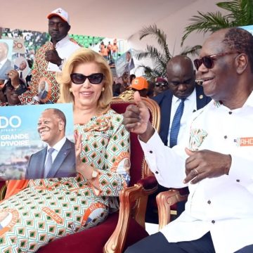 ph. dominique ouattara au stade campagne Présidentielle 2025 / Les jeunes disent « oui » au candidat Alassane Ouattara – Le message de Mme Dominique Ouattara à la jeunesse ivoirienne