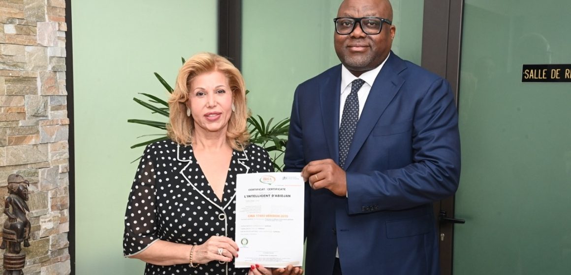 ph. dominique ouattara et alafé 1 Media – La Première Dame félicite Alafé Wakili et « L’Intelligent d’Abidjan » pour la certification internationale