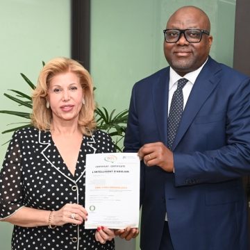 ph. dominique ouattara et alafé 1 Media – La Première Dame félicite Alafé Wakili et « L’Intelligent d’Abidjan » pour la certification internationale