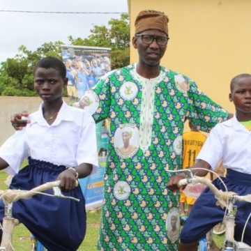 ph.povogo écolières vélos Ponvogo (Korhogo) – La Fondation Tchépé offre des kits, tenues scolaires et vélos aux élèves