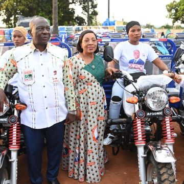 Bondoukou – La Première Dame, Dominique Ouattara, comble les femmes du Zanzan