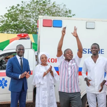 ph.Guitry ambulance 1 Koffesso Dioulabougou (Guitry) – Le CNS offre une ambulance et du matériel scolaire au village