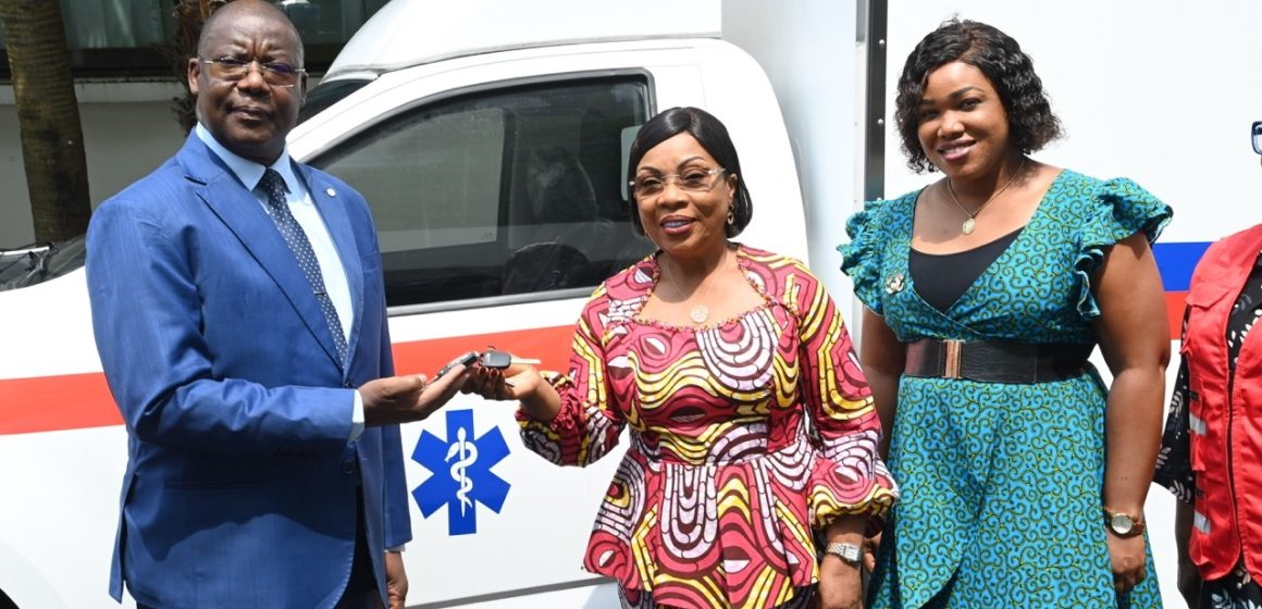 ph. don croix rouge Santé et humanitaire – La Première Dame, Dominique Ouattara, offre une ambulance à la Croix Rouge de Côte d’Ivoire