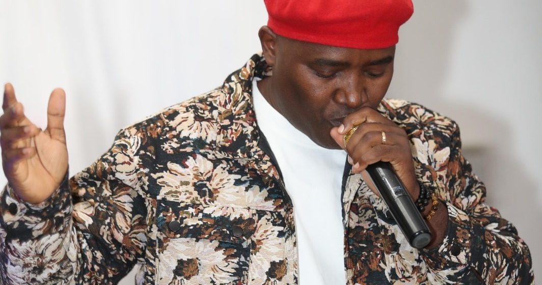 New York (USA) – L’humoriste Le Magnific égaie le Consul général Inza Camara et ses collaborateurs