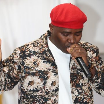 New York (USA) – L’humoriste Le Magnific égaie le Consul général Inza Camara et ses collaborateurs