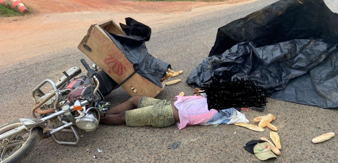 Drame à N’zikro (Aboisso) – Un livreur de pain à moto écrasé par un gros camion
