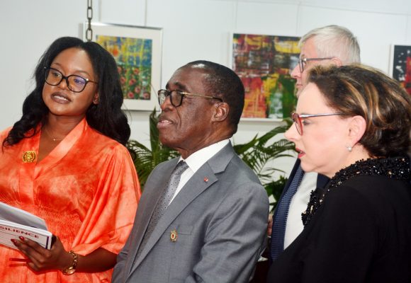 Arts plastiques / Exposition « Résilience » de Regina Vetlin  – 35 toiles pour célébrer l&rsquo;humanité à Houkami Guyzagn