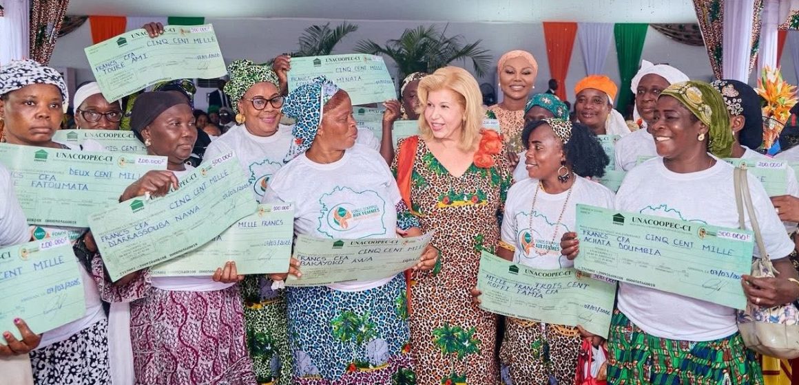 Autonomisation /  Fonds d’appui aux femmes de Côte d’Ivoire (FAFCI)  –  Dominique Ouattara met 500 millions FCFA à la disposition des femmes d’Abobo