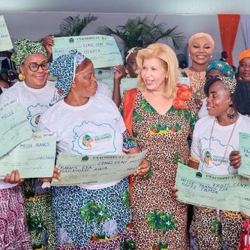 Autonomisation /  Fonds d’appui aux femmes de Côte d’Ivoire (FAFCI)  –  Dominique Ouattara met 500 millions FCFA à la disposition des femmes d’Abobo