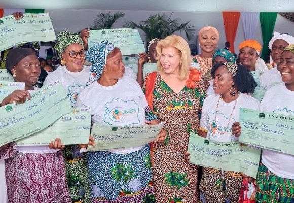 Autonomisation /  Fonds d’appui aux femmes de Côte d’Ivoire (FAFCI)  –  Dominique Ouattara met 500 millions FCFA à la disposition des femmes d’Abobo