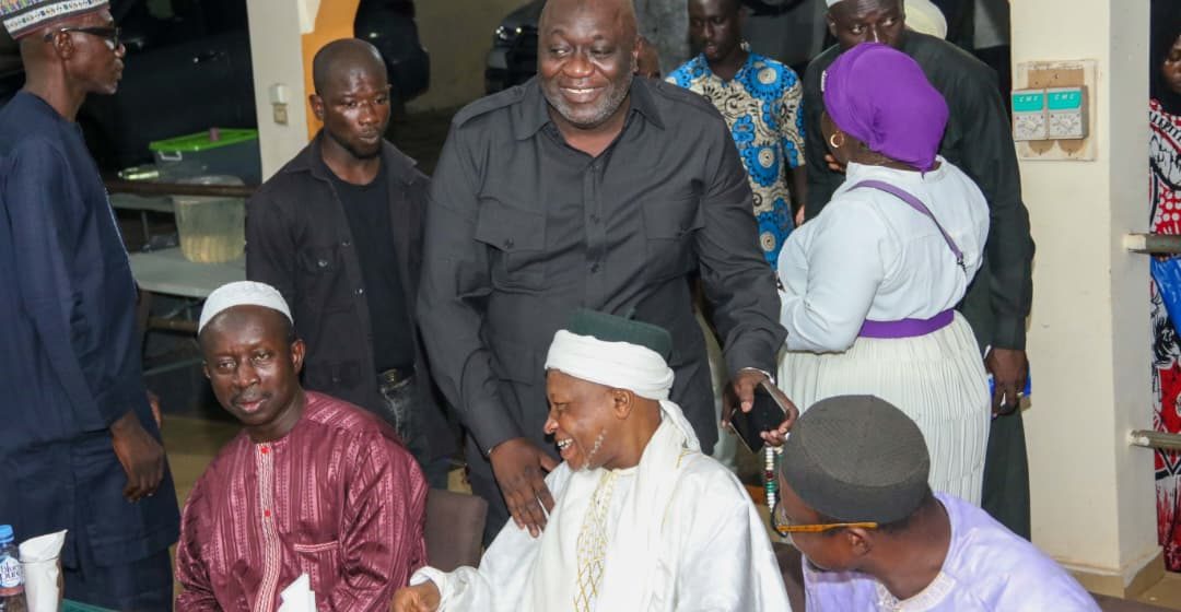 Aboisso  –  Rupture collective de jeûne : Le DGA des Impôts, Dr Aboubacari Cissé, reçoit musulmans et chrétiens