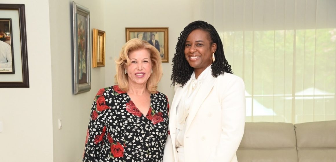 Rencontre avec la Première Dame Dominique Ouattara  –  L’artiste camerounaise Charlotte Dipanda donne les raisons
