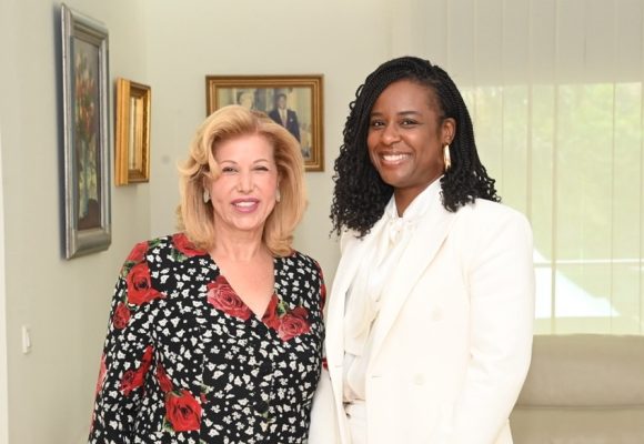 Rencontre avec la Première Dame Dominique Ouattara  –  L’artiste camerounaise Charlotte Dipanda donne les raisons