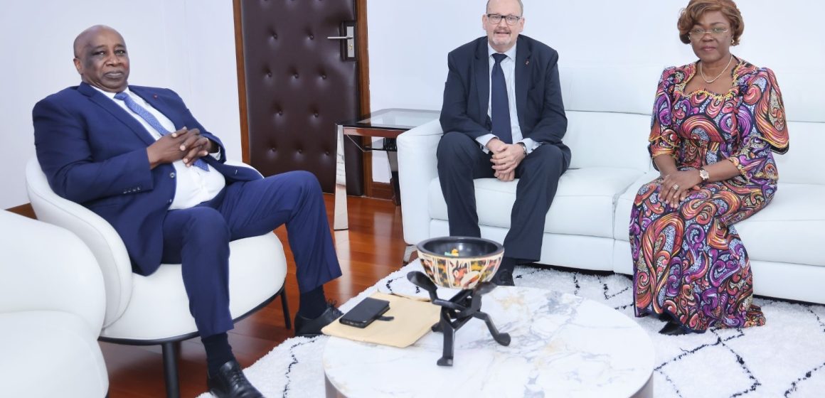 Situation du marché mondial du cacao  –  Le directeur exécutif de l’ICCO et la ministre d’Etat Kaba Nialé échangent leurs vues