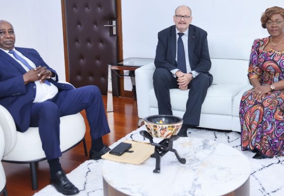 Situation du marché mondial du cacao  –  Le directeur exécutif de l’ICCO et la ministre d’Etat Kaba Nialé échangent leurs vues