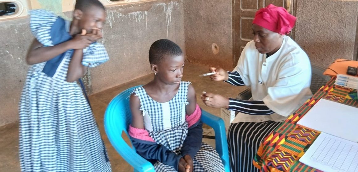 Tiapoum et Aboisso  –  Dépistage des cancers du sein et du col de l’utérus ;  400 femmes dépistées et 380 jeunes filles vaccinées