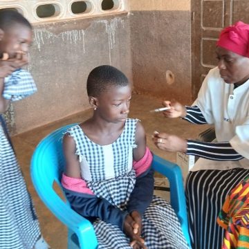 Tiapoum et Aboisso  –  Dépistage des cancers du sein et du col de l’utérus ;  400 femmes dépistées et 380 jeunes filles vaccinées