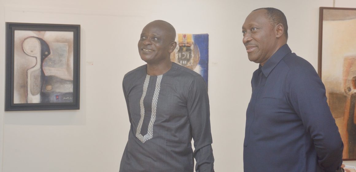 Ph. vernissage Arts plastiques / Vernissage de l’exposition « Bénédiction ancestrale » à la galerie Houkami Guyzagn – Le peintre RNSTO replonge les visiteurs sur la quintessence des réalités sociétales primaires africaines