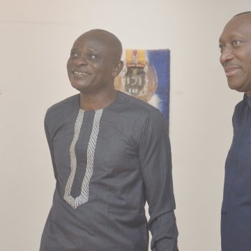Ph. vernissage Arts plastiques / Vernissage de l’exposition « Bénédiction ancestrale » à la galerie Houkami Guyzagn – Le peintre RNSTO replonge les visiteurs sur la quintessence des réalités sociétales primaires africaines